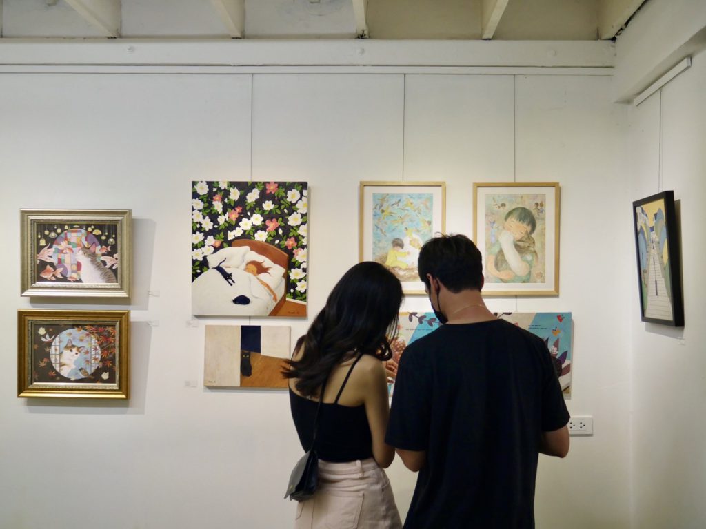 タイ・バンコクのでのゴリラとフクロウのイラスト 展示の様子